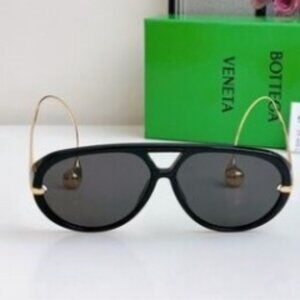 Bottega Veneta’s Stylish Black Gradient Lenses